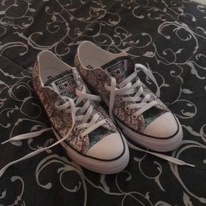 Sugar skull converse